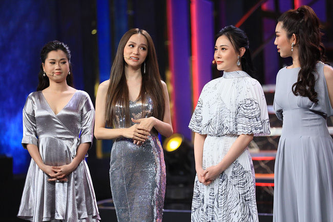 CĐM tranh cãi nảy lửa việc Hương Giang siêng mặc “lồng lộn” đi show