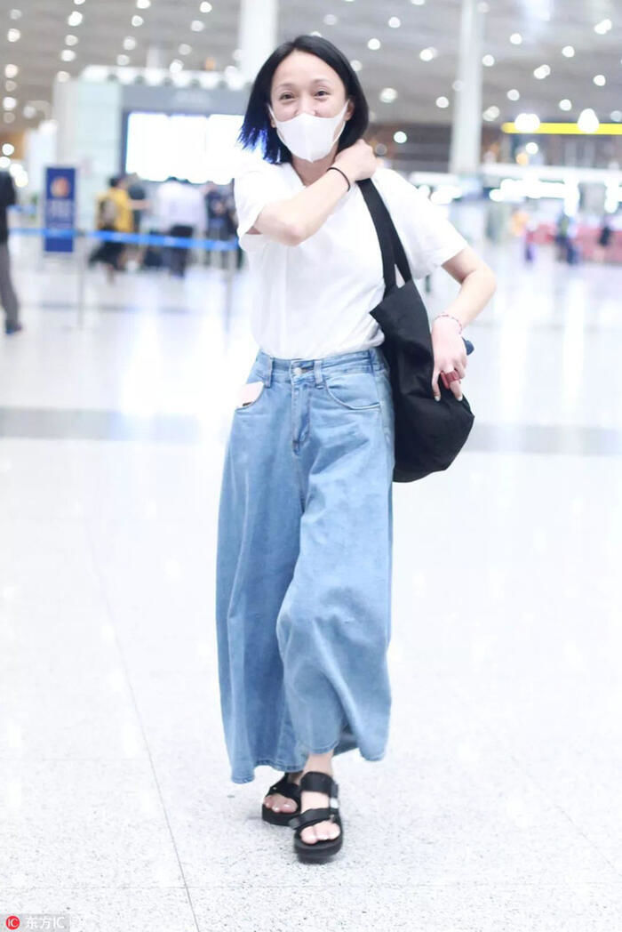 Thời trang sân bay khó hiểu của sao Hoa ngữ