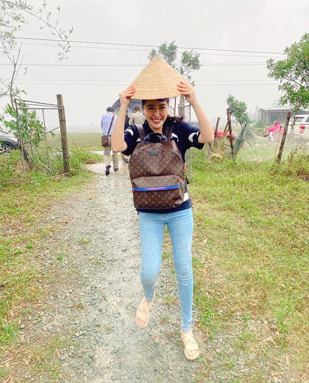 Bảo Thy đi cứu trợ miền Trung, tiết lộ lý do cười tươi rói