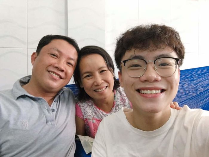 Sau 2 năm The Voice Kids, cậu bé hiếu thảo Minh Nhật bây giờ thế nào?