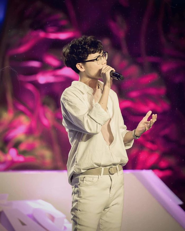 Sau 2 năm The Voice Kids, cậu bé hiếu thảo Minh Nhật bây giờ thế nào?