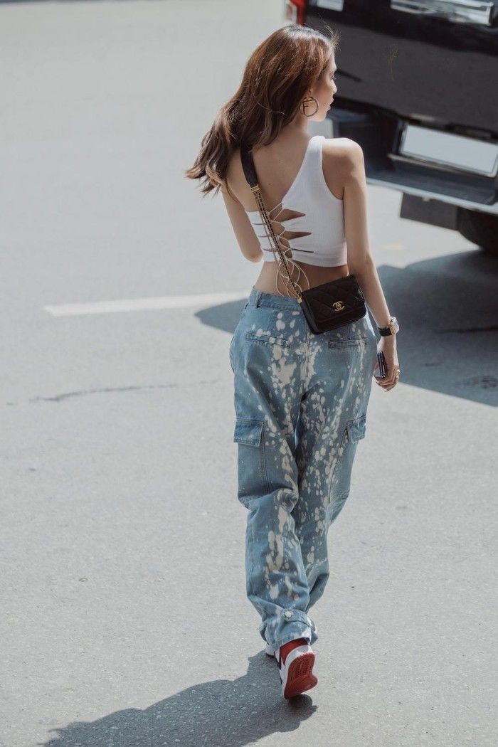 Style sân bay của Ngọc Trinh: Đến mặc quần phụ hồ cũng đầy cá tính