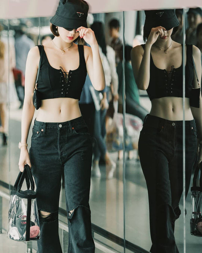 Style sân bay của Ngọc Trinh: Đến mặc quần phụ hồ cũng đầy cá tính