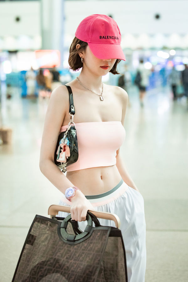 Style sân bay của Ngọc Trinh: Đến mặc quần phụ hồ cũng đầy cá tính