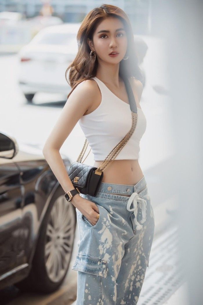 Style sân bay của Ngọc Trinh: Đến mặc quần phụ hồ cũng đầy cá tính