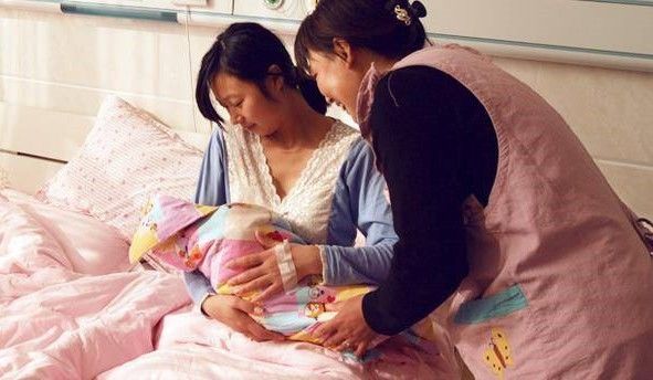 Nghe bà thông gia tiết kiệm, mẹ đẻ lên thăm bất ngờ với mâm cơm ở cữ