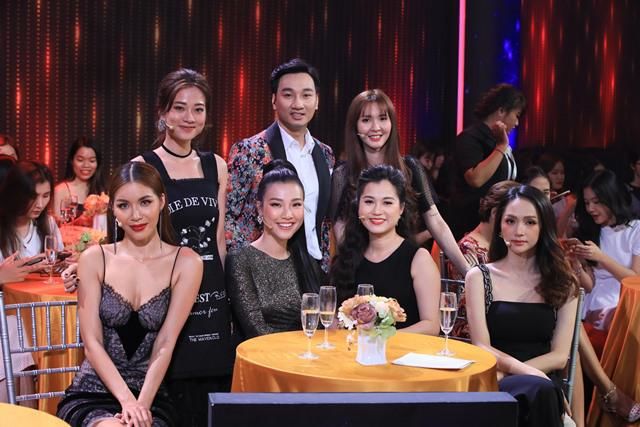 CĐM tranh cãi nảy lửa việc Hương Giang siêng mặc “lồng lộn” đi show