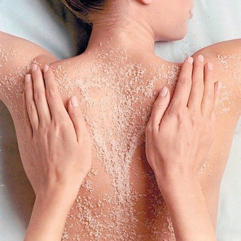 Cách làm đẹp độc đáo của phụ nữ khắp thế giới: Massage bằng cát mịn