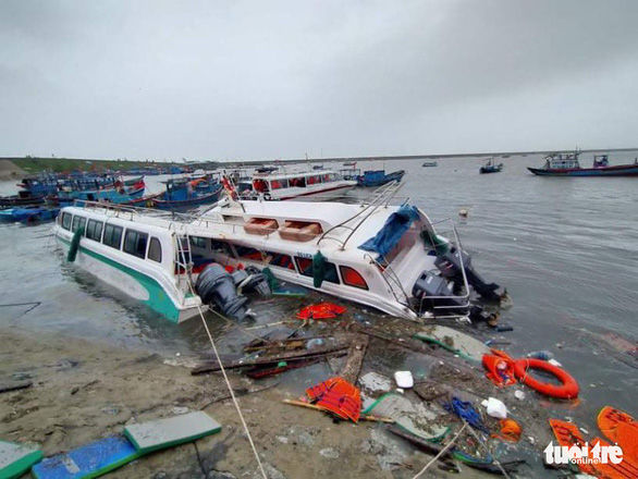 Cập nhật mới: Đảo Lý Sơn tan hoang khi bão số 9 càn quét qua