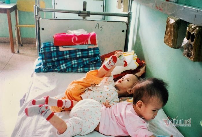 17 năm sau mổ tách rời, cặp đôi Cúc - An nắm tay vào Đại học