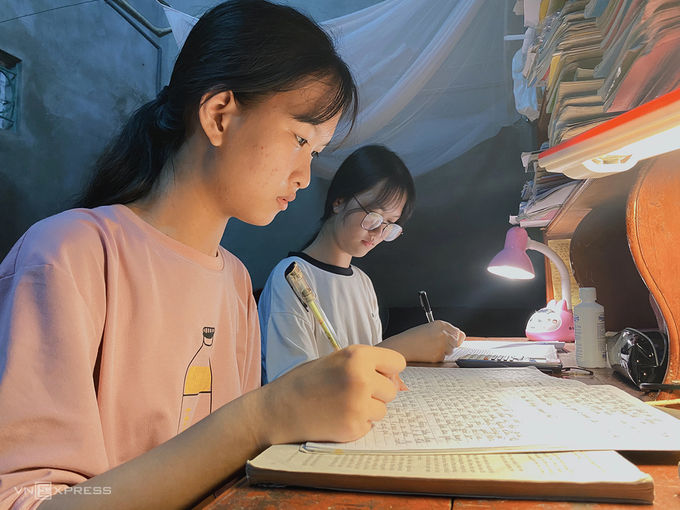 17 năm sau mổ tách rời, cặp đôi Cúc - An nắm tay vào Đại học