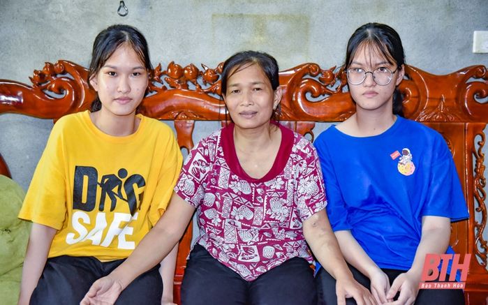 17 năm sau mổ tách rời, cặp đôi Cúc - An nắm tay vào Đại học