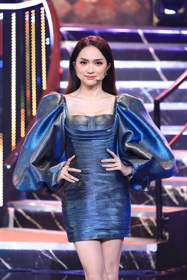CĐM tranh cãi nảy lửa việc Hương Giang siêng mặc “lồng lộn” đi show