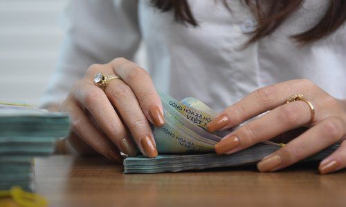 Dọn tủ ra 5 bao đồ bỏ đi, vợ chồng hiểu lý do lương 40 triệu vẫn thiếu