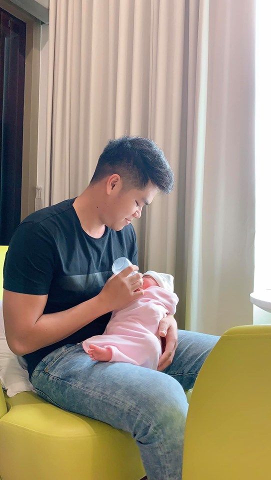 Những ông chồng vàng của mỹ nhân Việt chăm con cực khéo