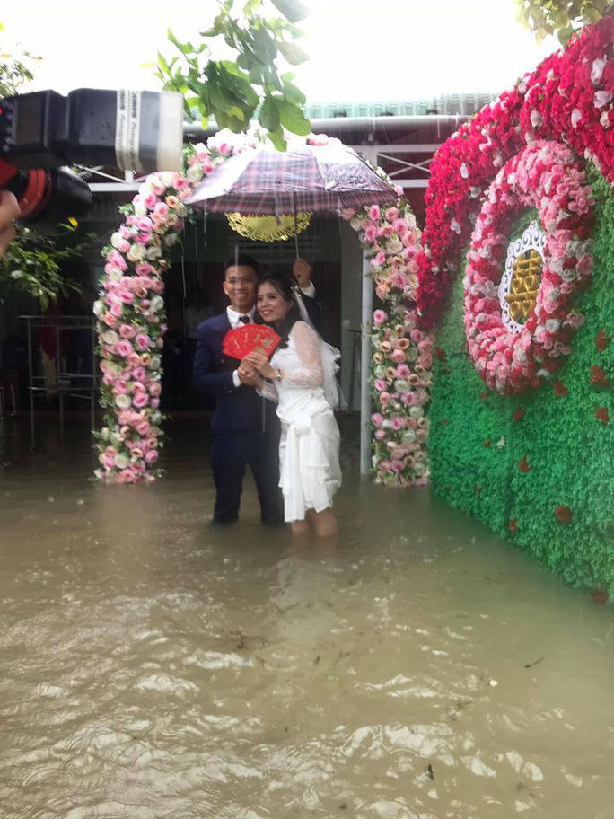 Đám cưới mùa lũ: Cô dâu chú rể ngồi thuyền, nhờ giải cứu 55 mâm cỗ