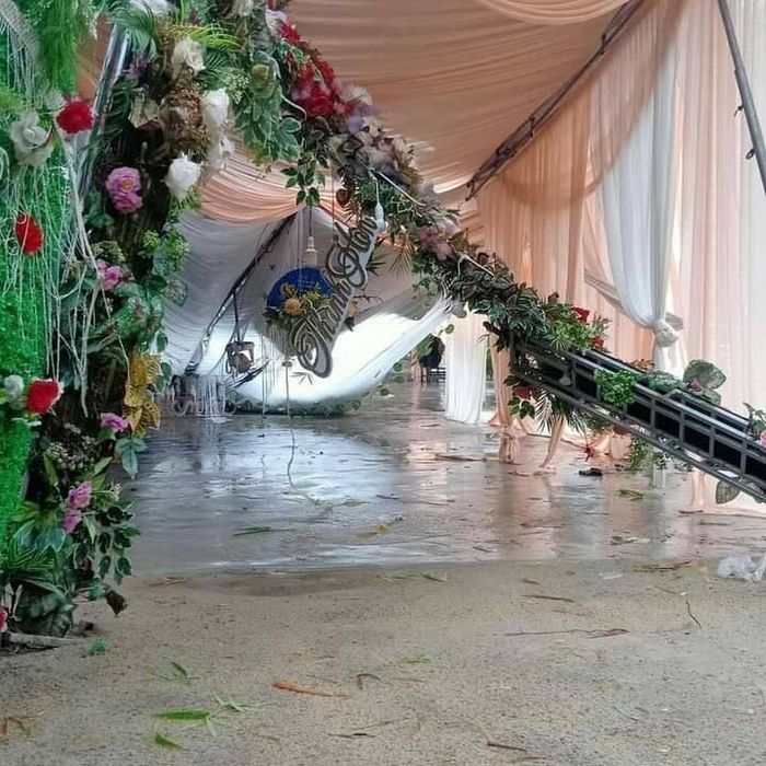 Đám cưới mùa lũ: Cô dâu chú rể ngồi thuyền, nhờ giải cứu 55 mâm cỗ