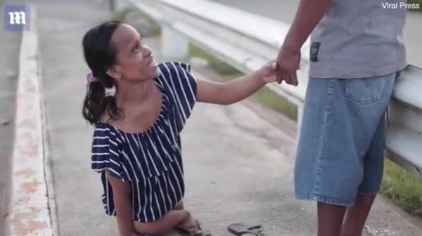 Xúc động khoảnh khắc cô dâu không chân tự mình tiến vào lễ đường