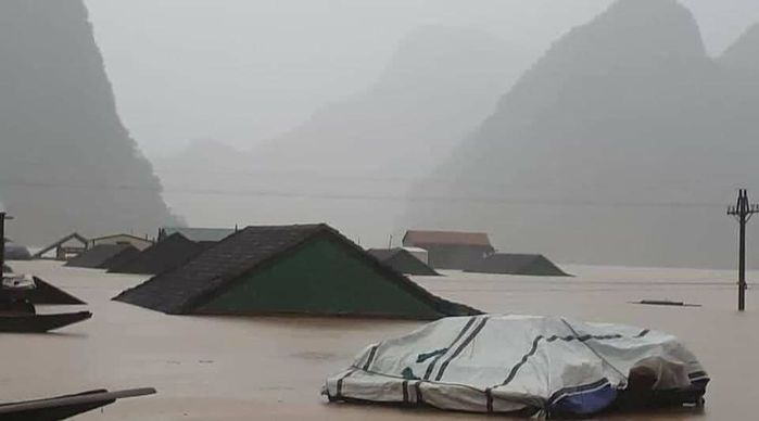 Ngoài mì tôm còn nhiều vật dụng bà con vùng lũ cần tiếp tế