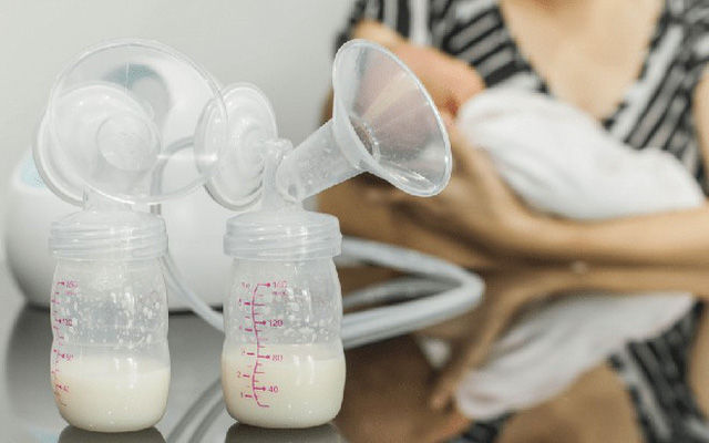 Con gái qua đời 1 giờ sau sinh, mẹ nén đau vắt 33 lít sữa quyên góp