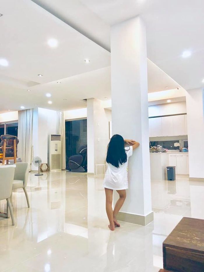 Con gái Công Vinh - Thủy Tiên ra sao trong những ngày bố mẹ đi cứu trợ