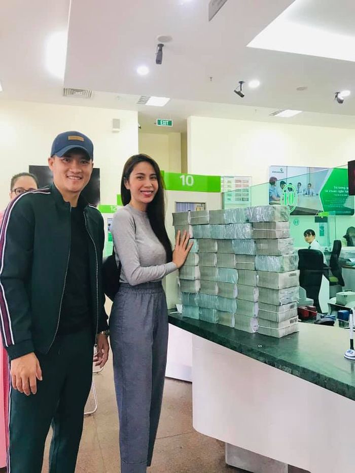 Con gái Công Vinh - Thủy Tiên ra sao trong những ngày bố mẹ đi cứu trợ