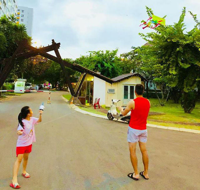 Con gái Công Vinh - Thủy Tiên ra sao trong những ngày bố mẹ đi cứu trợ