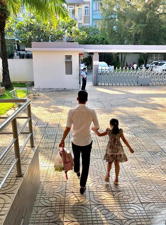 Con gái Công Vinh - Thủy Tiên ra sao trong những ngày bố mẹ đi cứu trợ
