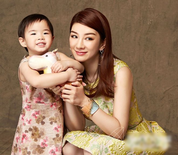 Không sở hữu gen trội nhan sắc, con nhà sao Cbiz sinh ra khác xa bố mẹ