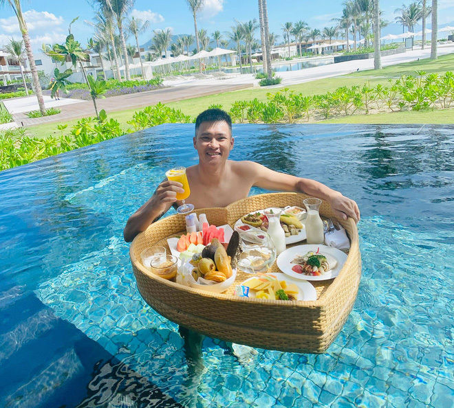 Công Vinh than thở vì có cô vợ như Thủy Tiên