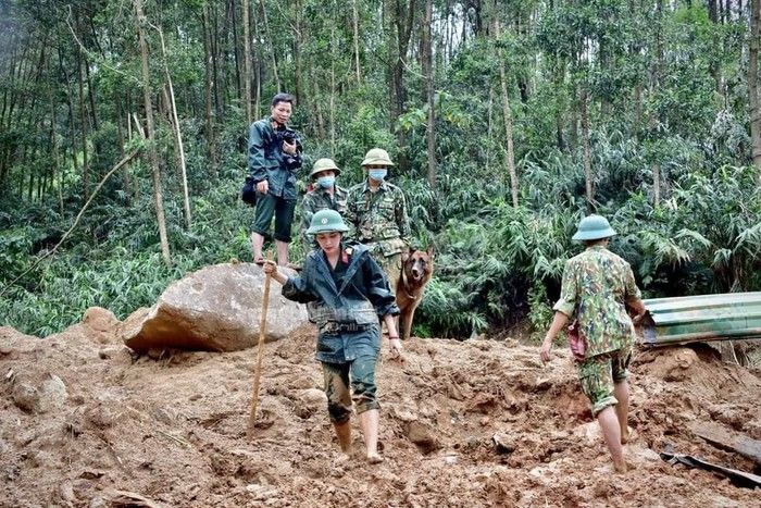 Hình ảnh nữ phóng viên xinh đẹp lăn xả giữa tâm lũ gây ấn tượng CĐM