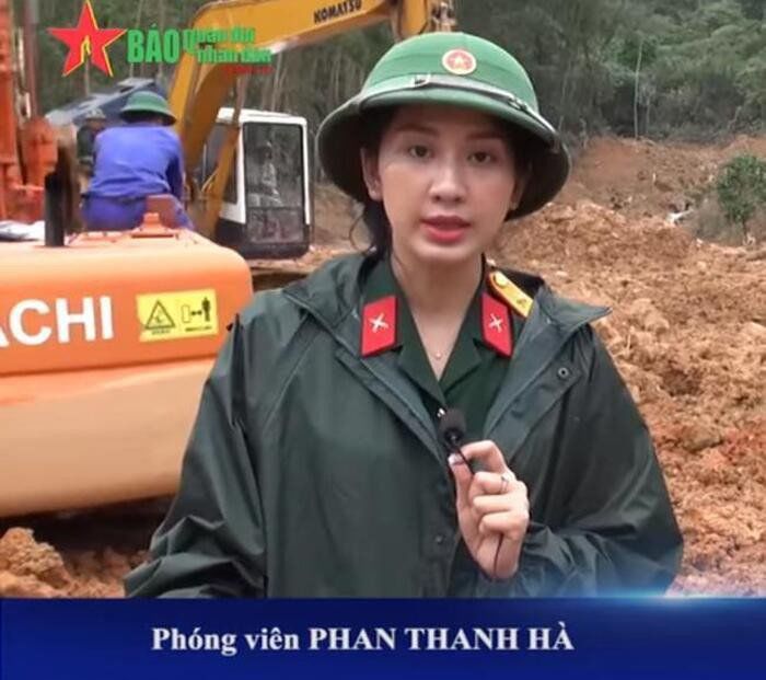 Hình ảnh nữ phóng viên xinh đẹp lăn xả giữa tâm lũ gây ấn tượng CĐM