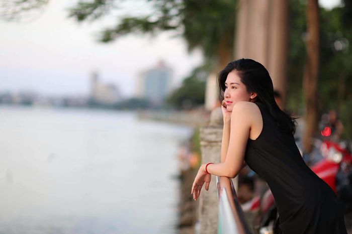 Hình ảnh nữ phóng viên xinh đẹp lăn xả giữa tâm lũ gây ấn tượng CĐM