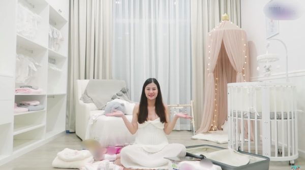Đông Nhi chuộng mang dép lê trong những tháng cuối thai kỳ