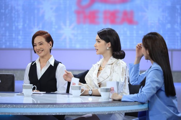CĐM tranh cãi nảy lửa việc Hương Giang siêng mặc “lồng lộn” đi show