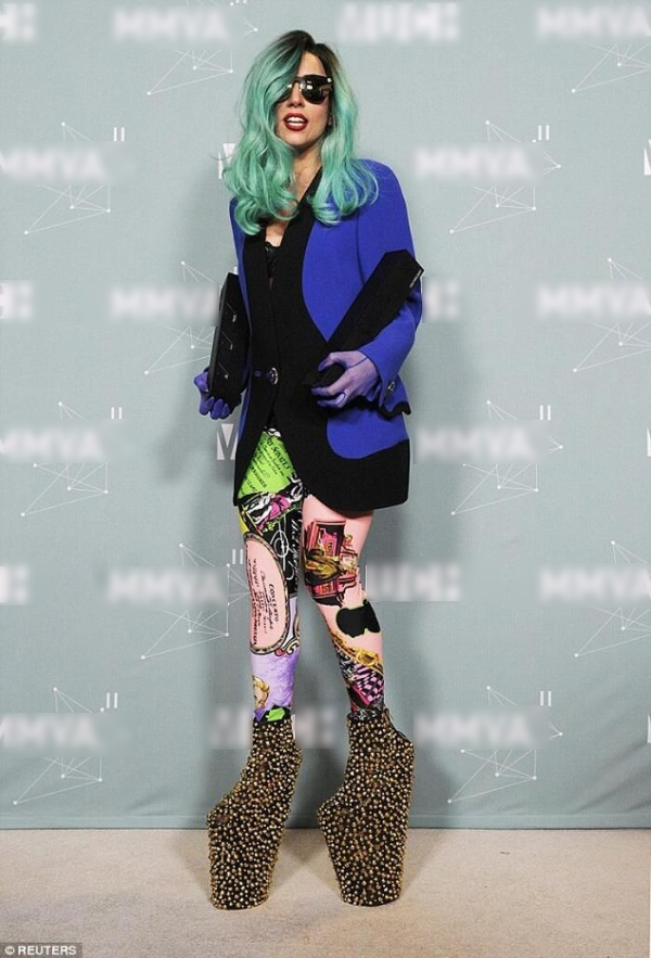Bộ sưu tập giày cao gót quái chiêu của Ngọc Trinh vẫn thua Lady Gaga