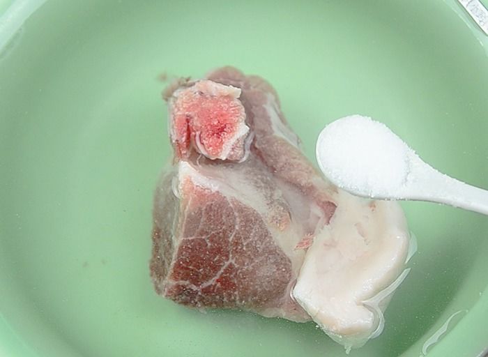 5 cách rã đông thịt: Dùng giấm và muối cho hiệu quả siêu tốc