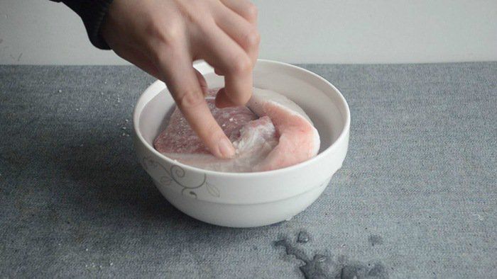 5 cách rã đông thịt: Dùng giấm và muối cho hiệu quả siêu tốc