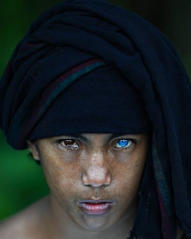 Kỳ lạ tộc người ở Indonesia sở hữu đôi mắt xanh màu đại dương bí ẩn 