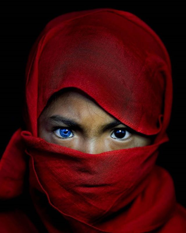 Kỳ lạ tộc người ở Indonesia sở hữu đôi mắt xanh màu đại dương bí ẩn 