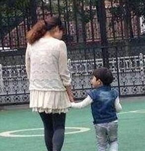 Mẹ trẻ bức xúc vì bị hội phụ huynh mỉa mai khi lái xe 20 tỷ đi đón con