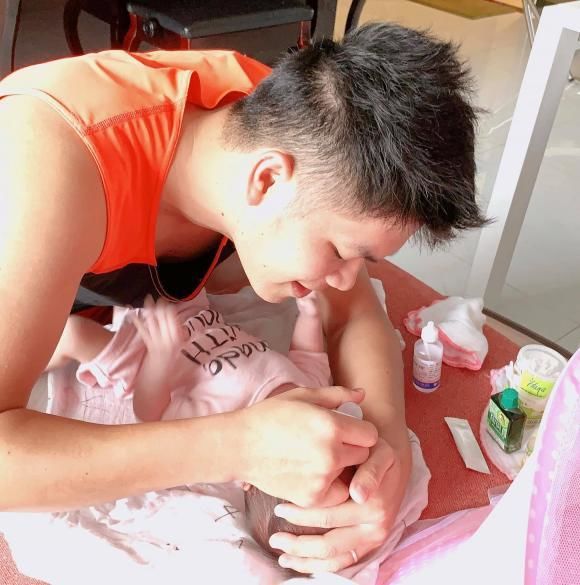 Những ông chồng vàng của mỹ nhân Việt chăm con cực khéo