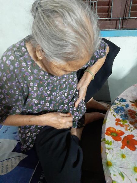 Cháu lên thành phố học, bà dấm dúi cho 500k Lấy đi, cái này là lộc