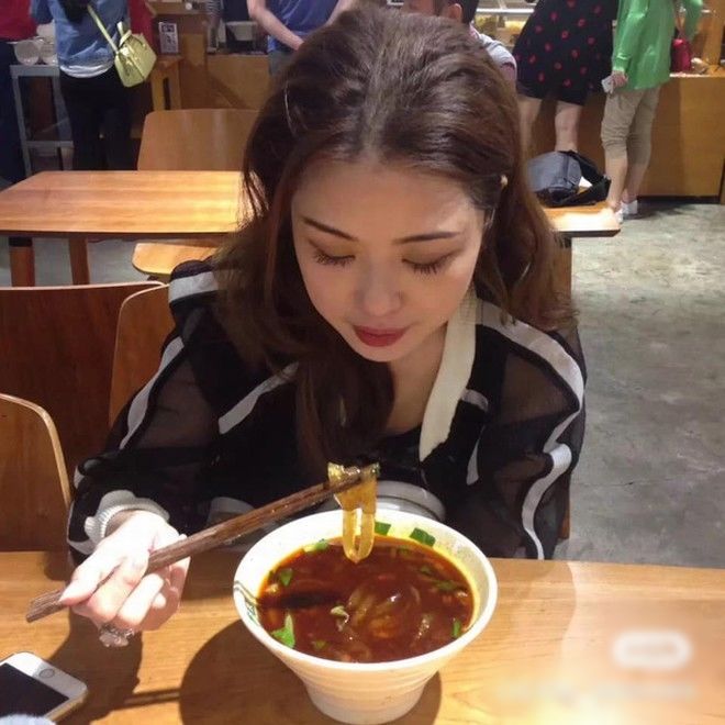 Con gái khoe mẹ U60, ai cũng tưởng chị gái vì da mịn, chân thon dài