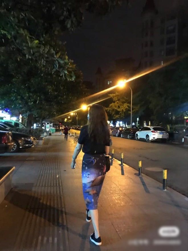 Con gái khoe mẹ U60, ai cũng tưởng chị gái vì da mịn, chân thon dài
