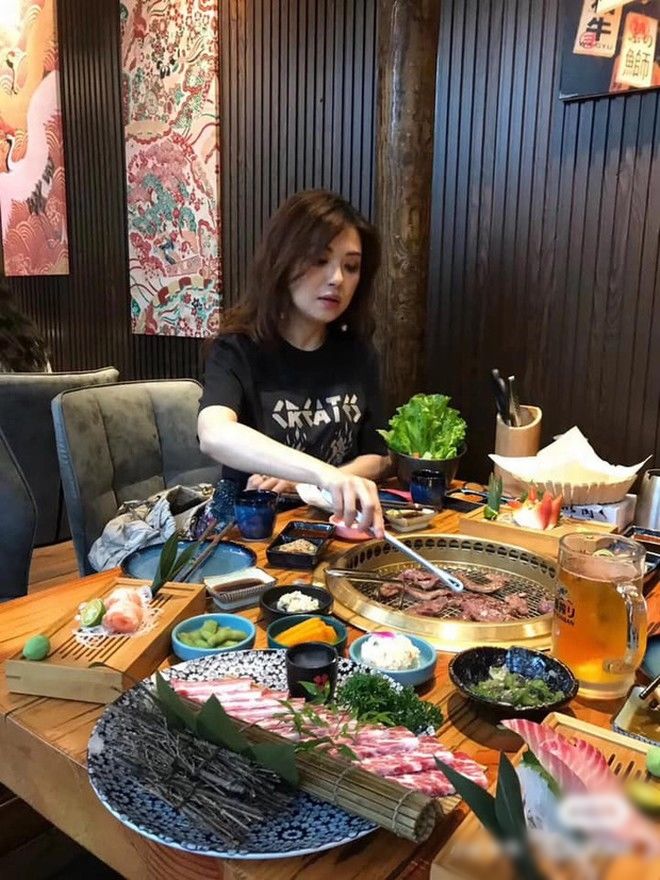 Con gái khoe mẹ U60, ai cũng tưởng chị gái vì da mịn, chân thon dài