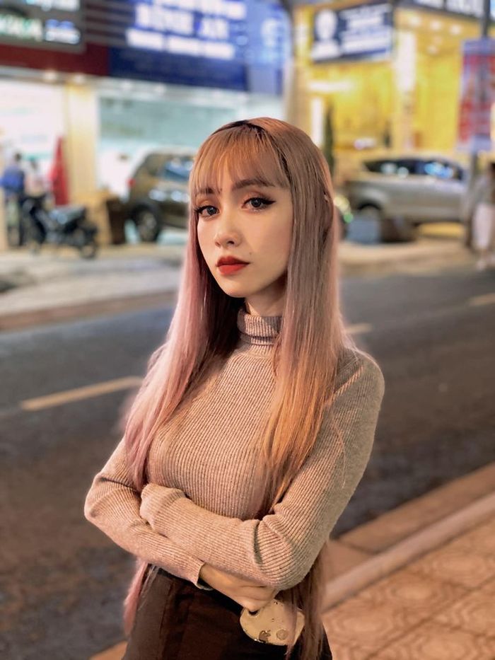 Mẹ đơn thân ở Đà Lạt chăm con với 2 tay co rút, trang điểm bằng chân