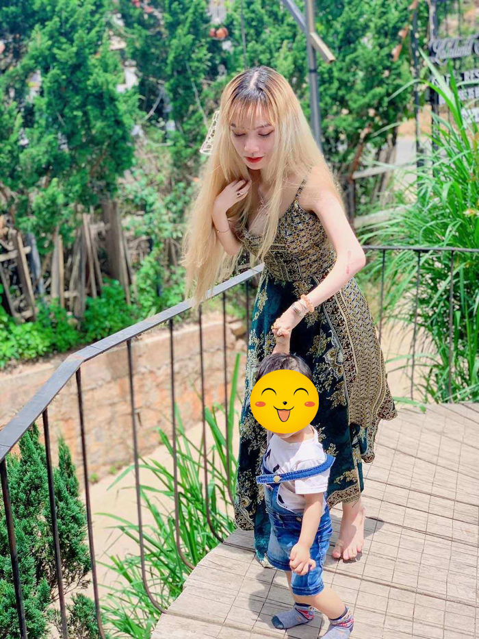 Mẹ đơn thân ở Đà Lạt chăm con với 2 tay co rút, trang điểm bằng chân