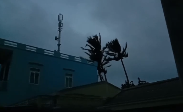 Miền Trung nín thở hứng bão số 9: Tâm bão đang đổ bộ vào Quảng Ngãi