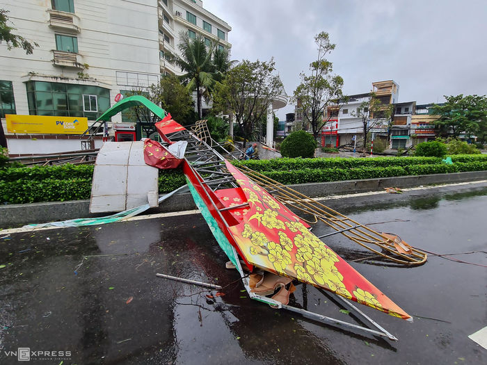 Miền Trung nín thở hứng bão số 9: Tâm bão đang đổ bộ vào Quảng Ngãi